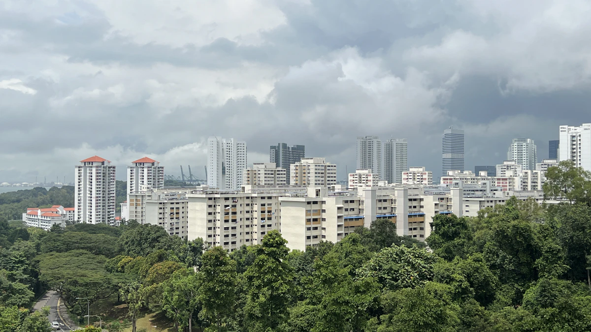 Singapore weather seasons and climate guide — inter-monsoon thunderstorms, Sumatra squalls, Northeast and Southwest monsoon patterns explained